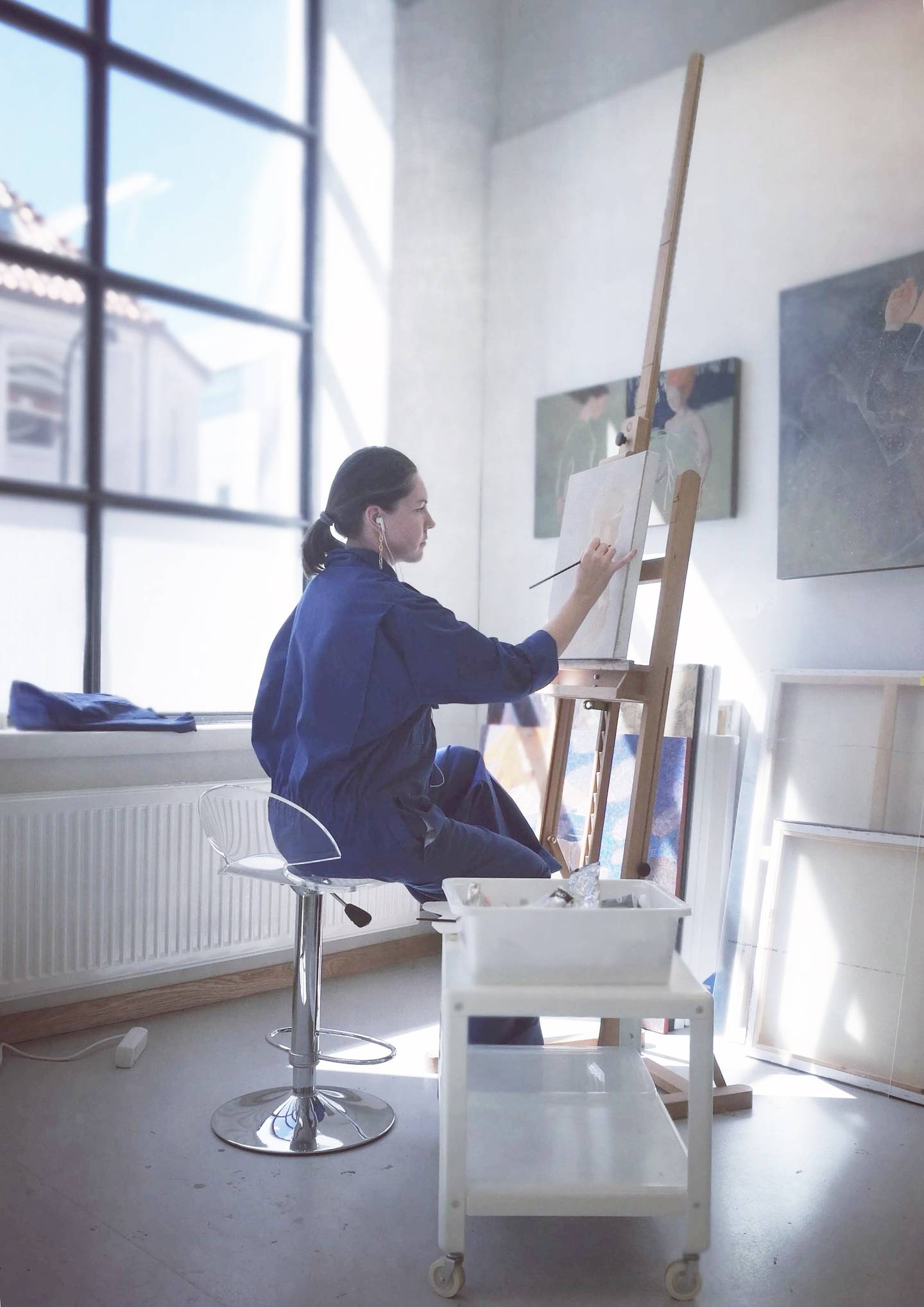 Julia Mordvinova Gilje i atelieret sitt i Stavanger