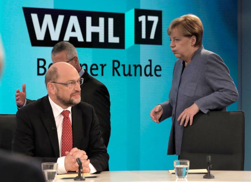SPDs leder Martin Schulz og statsminister Angela Merkel foran partilederdebatten på tysk fjernsyn søndag kveld.