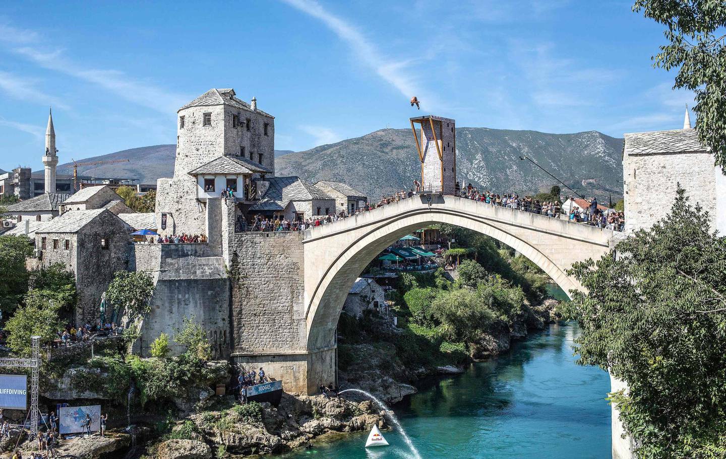 Mange besøkende kommer til den kjente broen i Mostar, Bosnia-Hercegovina hvert år. Her fra en stupekonkurranse.