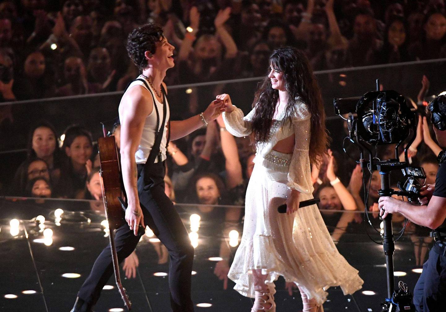 Shawn Mendes og Camila Cabello framførte «Senorita» sammen på MTV Video Music Awards i forrige uke. FOTO: NOAM GALAI/AFP/NTB SCANPIX