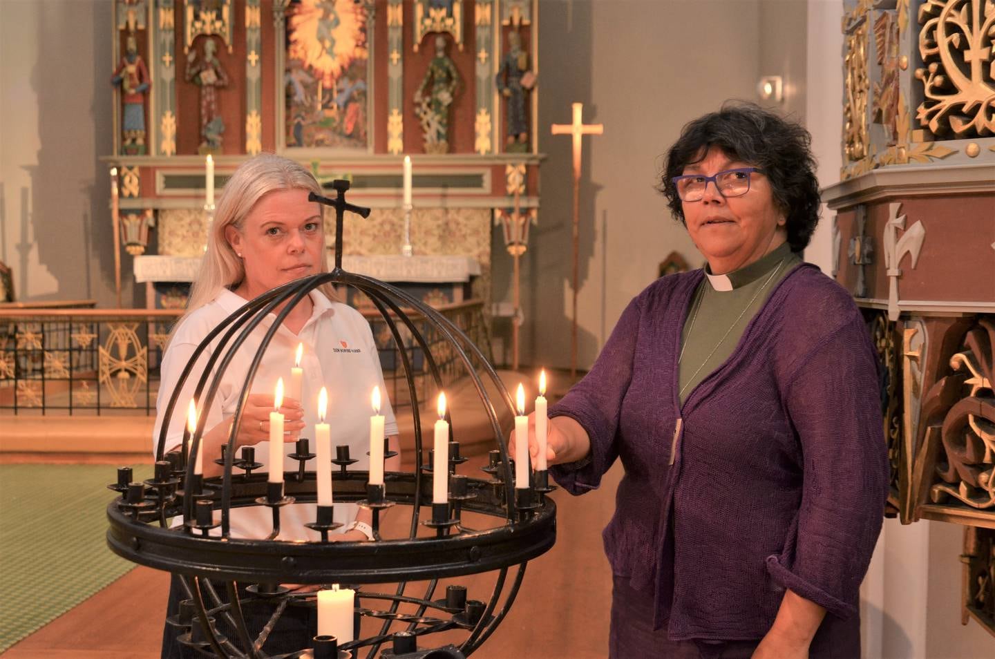 Menighetspedagog, Hanne Sveum Holen og diakon i Fredrikstad domkirke, Ann Christin Arneberg Nicolaysen bisto besøkende som ønsket å tenne et lys.