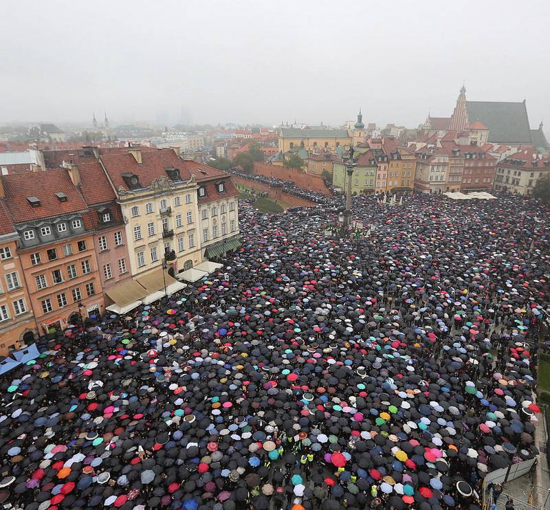 ABORT: Det var rekordoppmøte i Warszawa i 2016 da polske myndigheter foreslo et totalforbud mot abort. FOTO: NTB SCANPIX