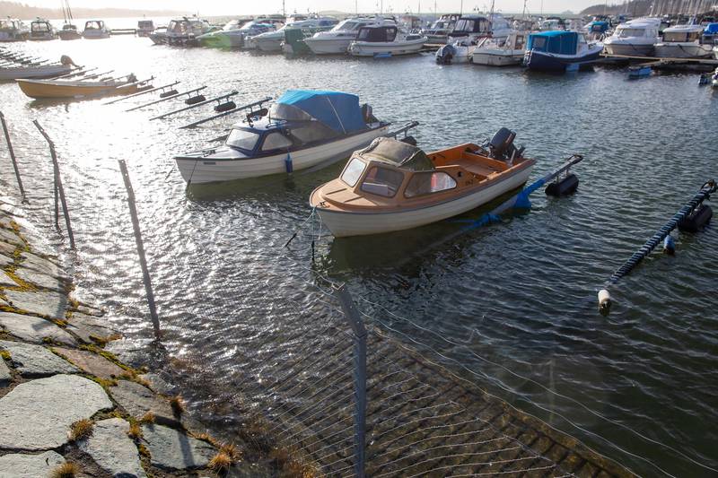 Mandag 17. februar var det ekstra høy vannstand på Sjøbadet. Det gikk blant annet utover båtene som lå på Fiske båthavn.