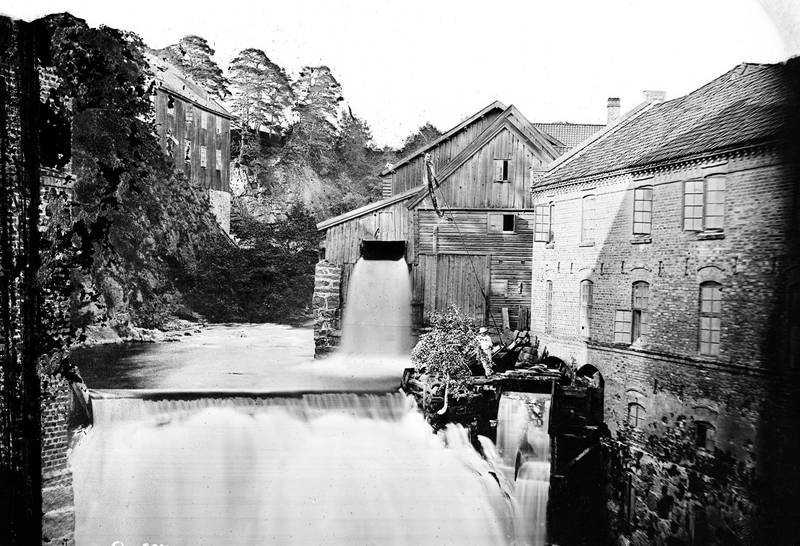 Sagene helt til Sandaker ble etter industrialiseringen i 1840-åra forstaden «alle ville ha». Her Sandaker mølle ved Sandakerfossen ved Akerselva ca. 1863 – 1870.