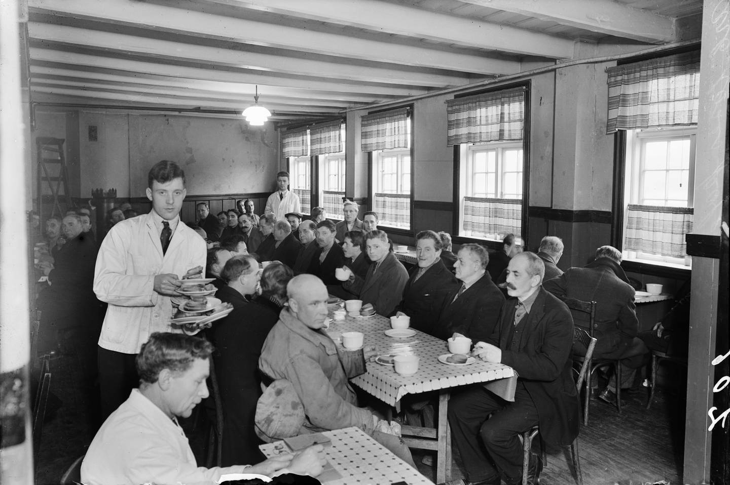 De arbeidsløses kafé i Rødfyllgata 12 på Vaterland cirka 1935. Kafeen ble drevet av Oslo faglige samorganisasjon fra 1929 til 1939 og kunne servere 150 personer gratis mat samtidig. Bygningen ble revet i 1956 og står i dag på Norsk Folkemuseum.
