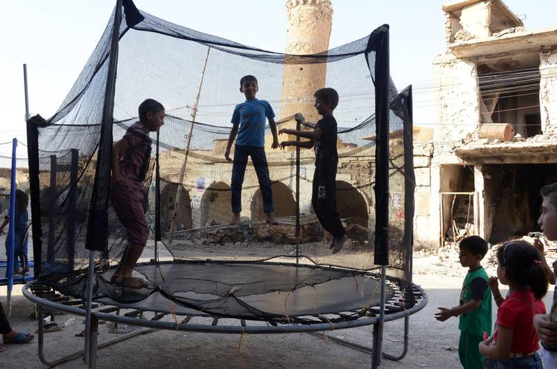 utrygt: Fortsatt ligger udetonerte eksplosiver i Mosul. Ett år etter at IS              ble drevet ut av den irakiske byen, sliter mange barn med senskader. Her fra en lekeplass i sentrum av byen ett år etter at krigen tok slutt. 						FOTO:  ZAID AL-OBEIDI NTB scaNPIX