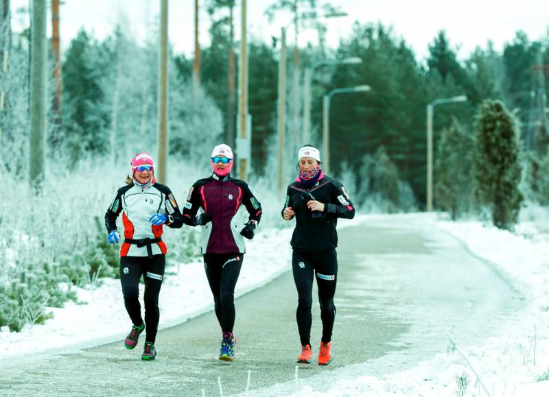 lahti igjen: Maiken Caspersen Falla og Ingvild Flugstad Østberg er ute og jogger med Marit Bjørgen. FOTO: TERJE PEDERSEN/NTB SCANPIX