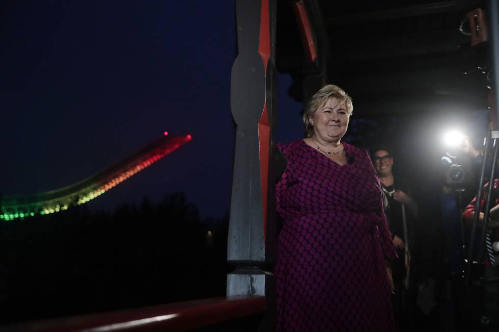 Statsminister Erna Solberg deltar i åpningen av Pride 2021 der Holmenkollbakken lyses opp i regnbuefarger. Foto: Berit Roald / NTB