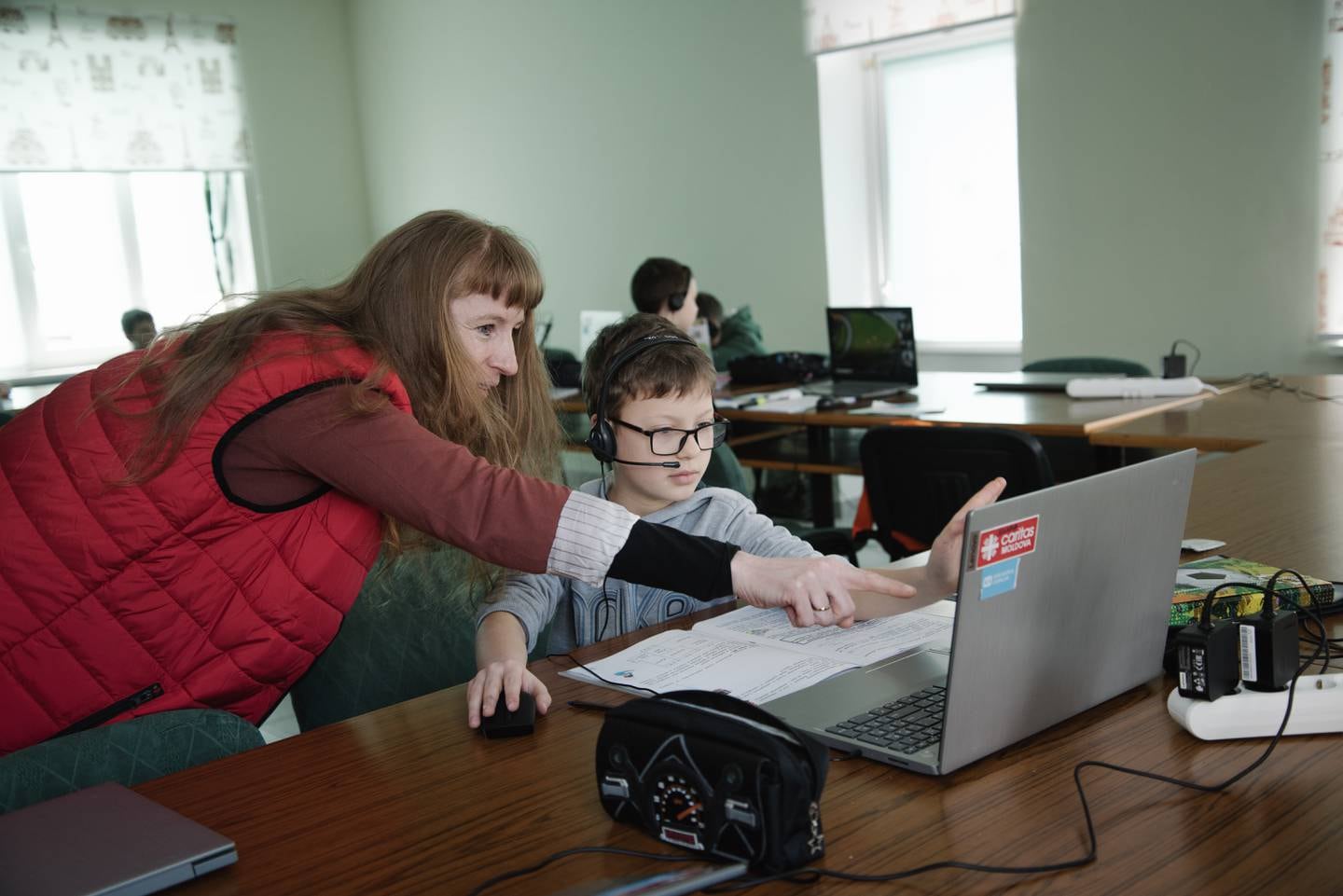 Tale Birkeland Hungnes, utenlandssjef i Caritas Norge, besøker en datasal på organisasjonens senter i Moldovas hovedstad. Her kan flyktningene følge digital undervisning fra hjemlandet.