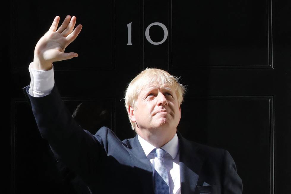 Boris Johnson går videre etter mistillitsvotumet, men mange mener at det som nå har skjedd er et skritt på veien ut for Boris Johnson.