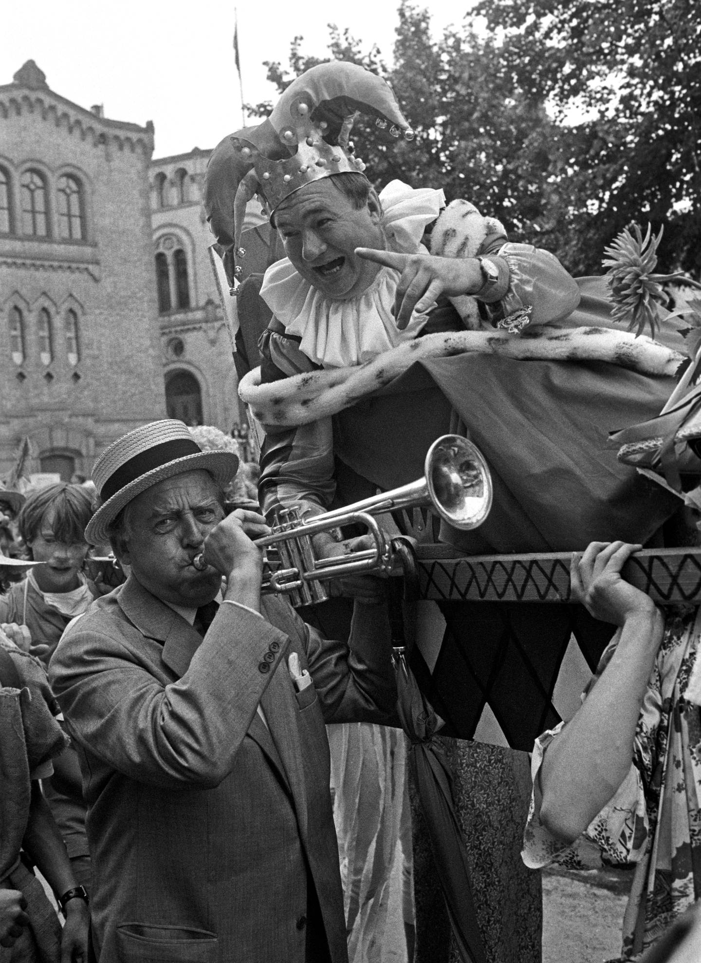 Ordfører Albert Nordengen (tv) tester lyden i karnevalkongen Klas Solbergs trompet i opptoget.