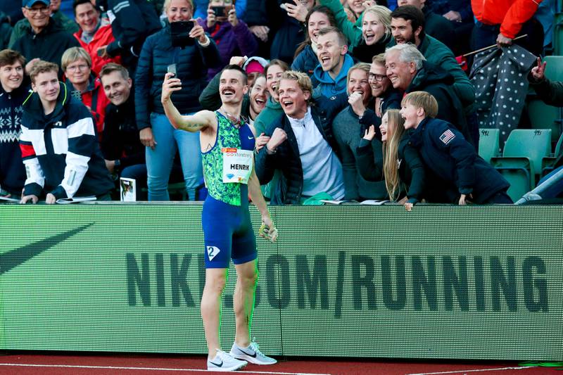 Oslo  20190613.
Henrik Ingebrigtsen satte ny norsk rekord på 3000 meter under Bislett Games 2019.  Her tar han en selfie med noen tilskuere.
Foto: Lise Åserud / NTB scanpix