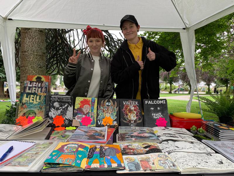 Vinter og Jey Levang var på festivalen med skisseblokker og tegneserier som de har laget selv. Foto: Tore Bruland