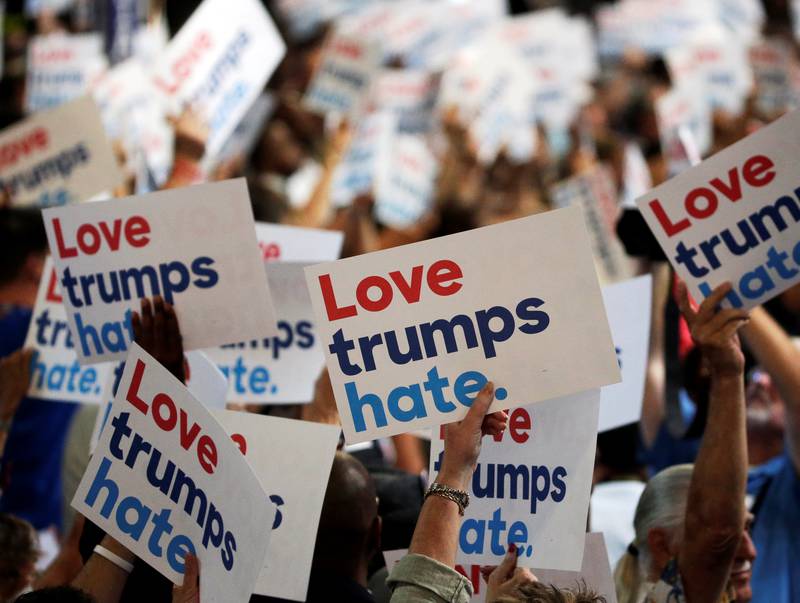 Anti-trump: «Kjærlighet trumfer hat» står det på plakatene til demokrater på landsmøtet i Philadelphia denne uka. FOTO: NTB SCANPIX