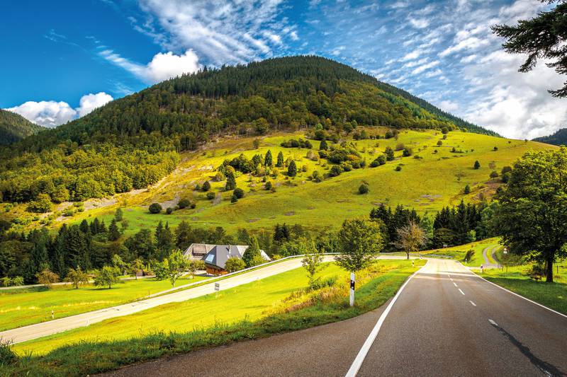 Veien gjennom Schwartswald i Tyskland byr både på vakre skoger og koselige landsbyer. FOTO: GETTY IMAGES