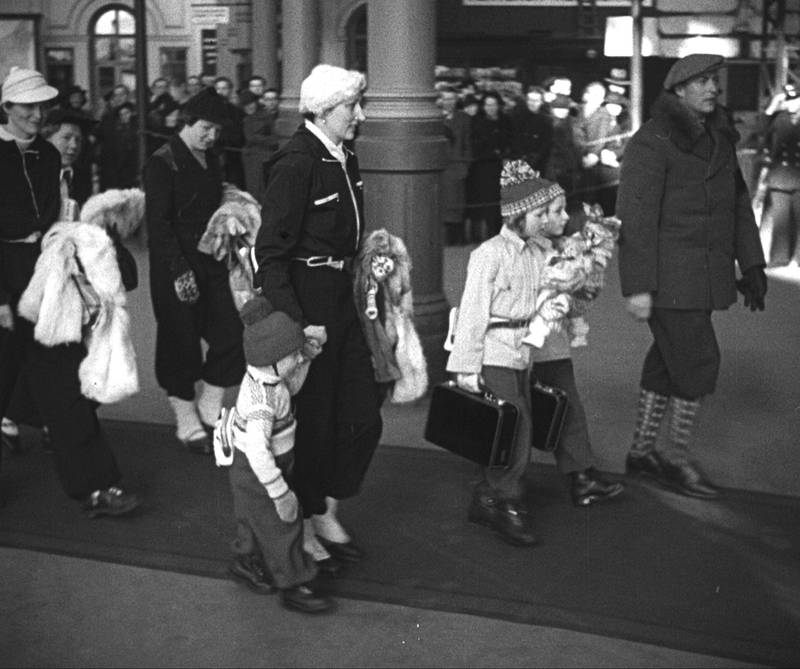 Kronprinsfamilien reiser på påsketur til Gausdal. Kronprins Olav og kronprinsesse Märtha med barna ankommer Østbanen med bil 24. mars 1939 for avreise med 9.40-toget til Tretten stasjon.