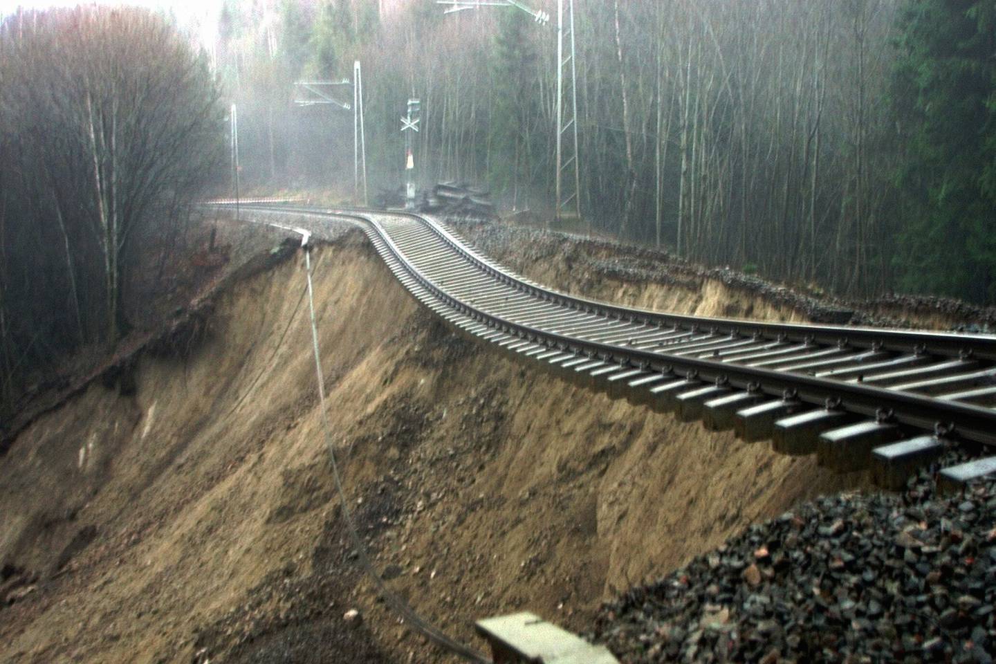 Stadig mer ekstremvær som følge av klimaendringene, tærer på jernbanen. Nasjonal sikkerhetsmyndighet omtaler klimasaken som «vår tids største utfordring». Bildet er tatt i Sauherad i Telemark.