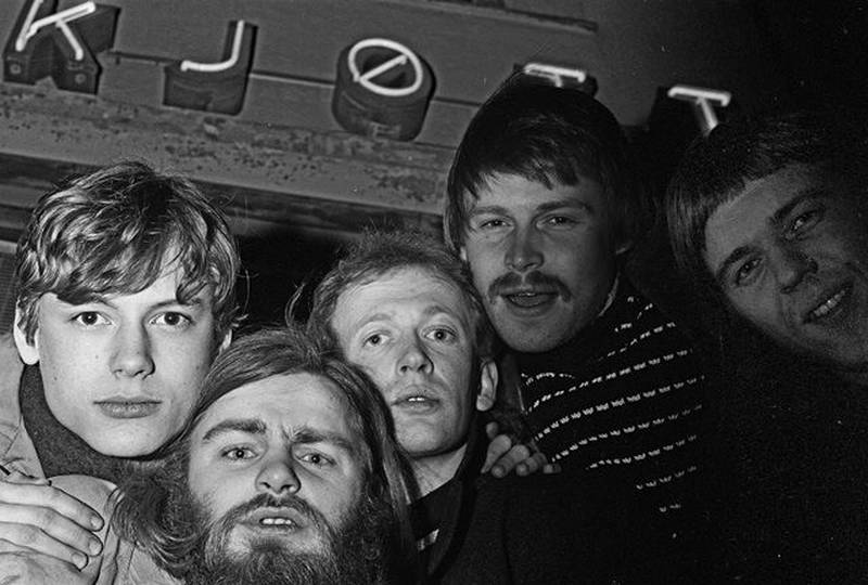Kjøtt ute en vinterkveld før: Michael Krohn, Erik Aasheim, Helge Gaarder, Jøran Rudi og Per Tro.