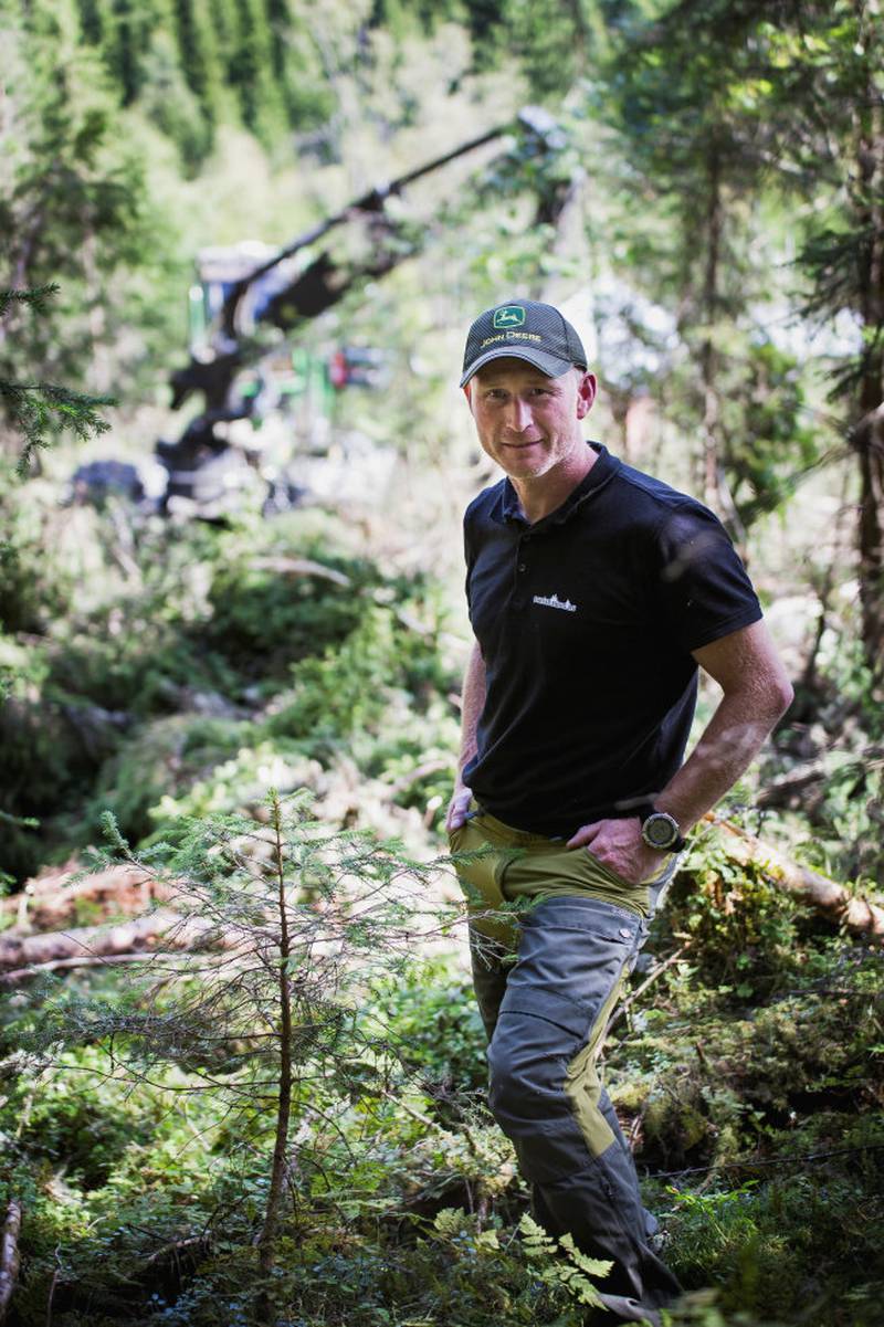 Tommy Stener har nok av oppdrag og mener det skjer mye positivt i skognæringen.