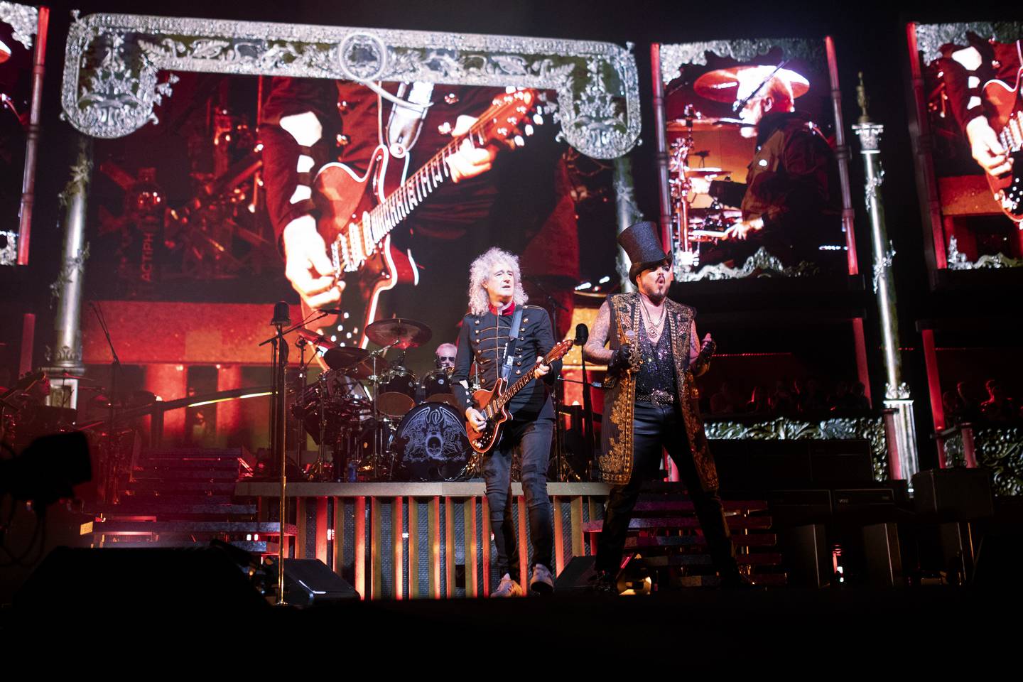 Brian May og Adam Lambert på scenen i Telenor Arena.
