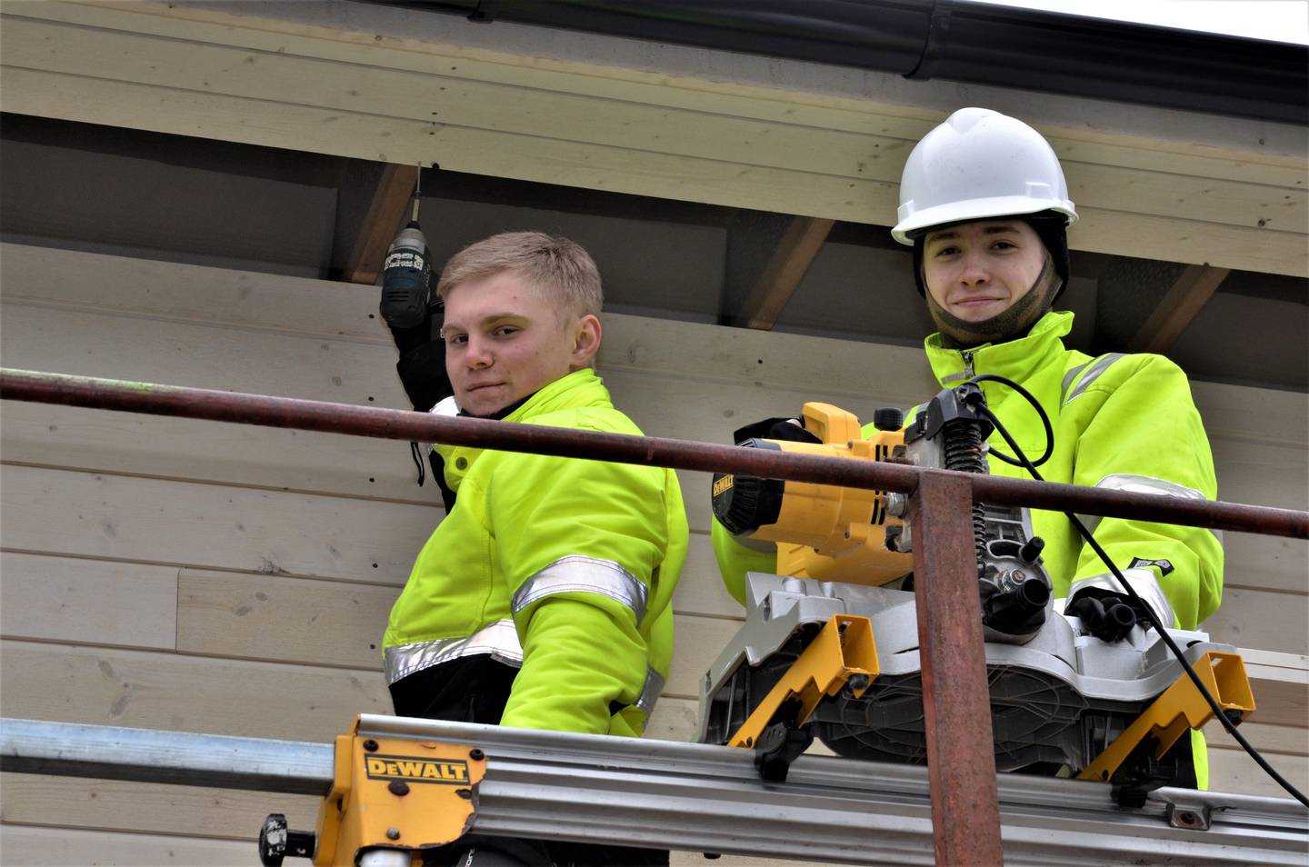 Tømrerelevene Aleksander Lunde og Joakim Nilsen ferdigstiller «Hjørgunn-garasjen» utvendig.