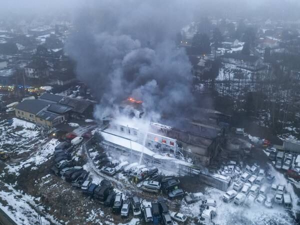 Evakuerte naboer får reise hjem igjen etter lagerbrann i Sarpsborg
