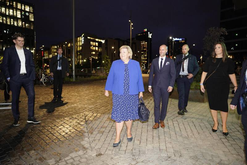 Statsminister Erna Solberg på vei inn til valgvaken til Høyre på Clarion Hotel Oslo.