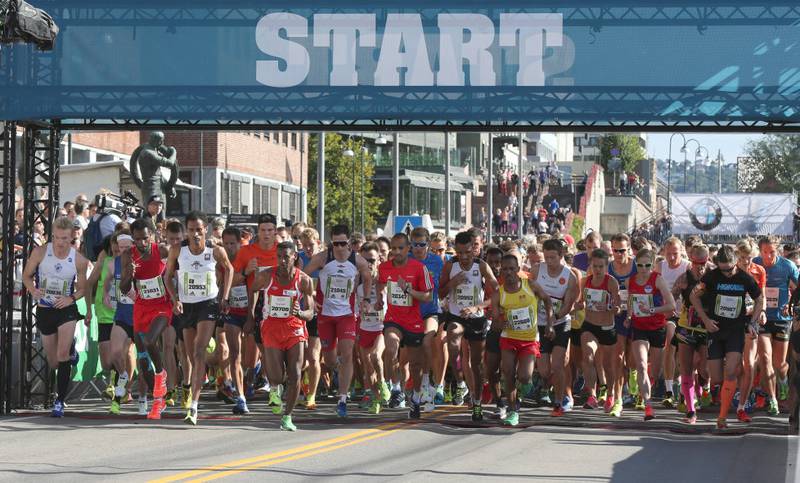 Rundt 20.000 løpere starter fra Rådhusplassen i morgen. Her fra fjorårets start.