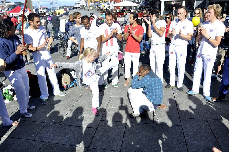 Matilde von Krogh (7) viser fram kamsporten capoeira sammen med Jorge på Torget under Miljøsøndag i går. At «alle» sto og så på i ring gjorde ingenting.