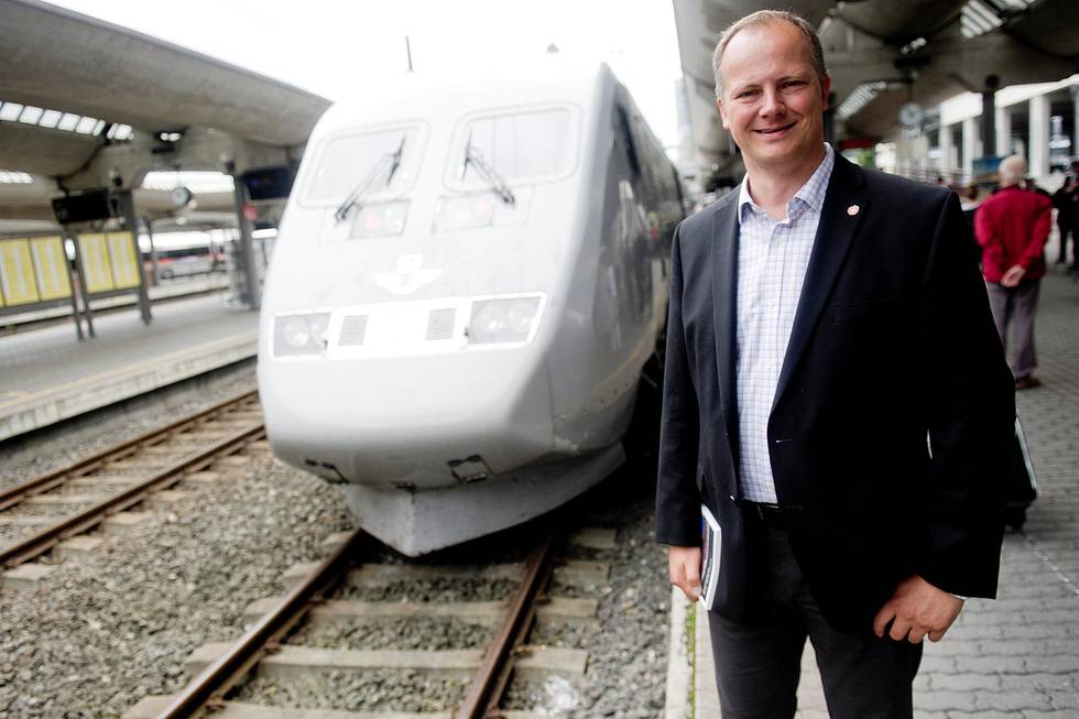 Samferdselsminister Ketil Solvik-Olsen (Frp) var til stede på Oslo S da den nye hurtigtoglinjen mellom Oslo og Stockholm ble åpnet i 2015. Nå jobbes det med planer om et vesentlig raskere togtilbud mellom de to hovedstedene.
