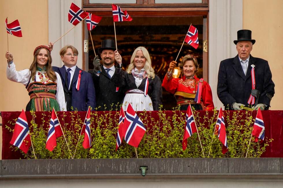 Bildet viser kongefamilien på balkongen. Siden 1906 har kongefamilien hilst til folket og barnetoget. De står på balkongen på slottet i Oslo.