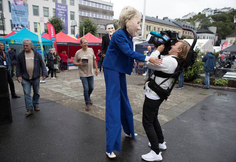 Både statsminister Erna Solberg og hennes langbeinte kopi var til stede under Arendalsuka. 