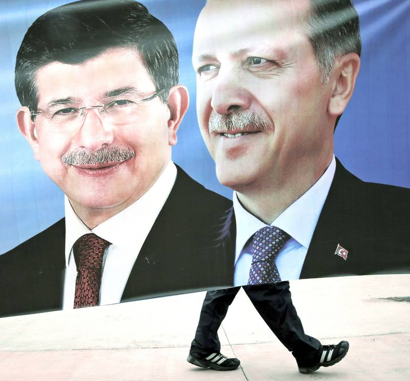 Tyrkias statsminister Ahmet Davutoglu og president Recep Tayyip Erdogan satser på å kunne styre alene etter morgendagens valg. FOTO: NTB SCANPIX