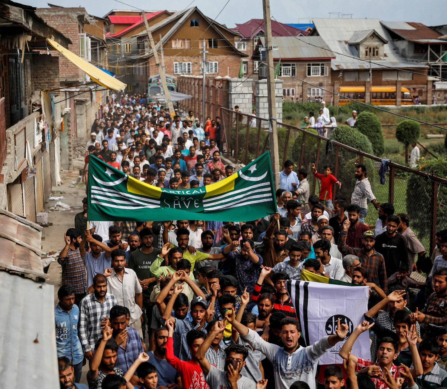 protest: Kasjmirske menn deltar i en protest i Srinagar etter grunnlovsendringen. FOTO: NTB SCANPIX