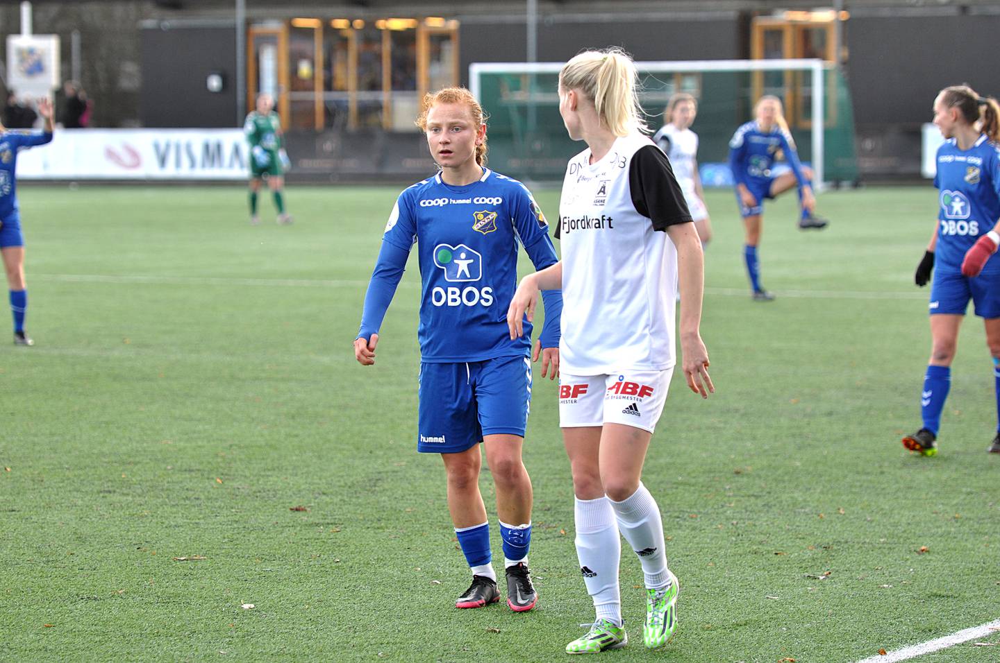 Laura Gashi i aksjon for Lyn mot Åsane.