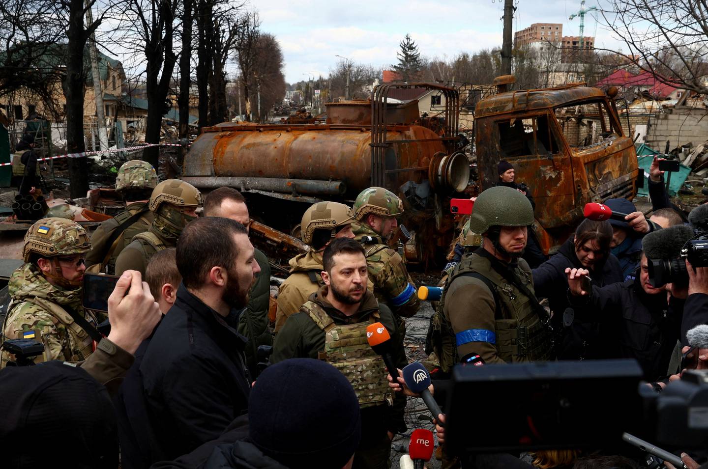 Mandag besøkte Volodymyr Zelenskyj  Butsja. – Dette er krigsforbrytelser og det vil av verden bli anerkjent som et folkemord, sa den ukrainske presidenten.