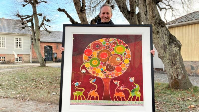 Lars Ole Klavestad med bildet «Alle gode ting er et tre», ett av nesten 40 nye malerier som er med i utstillingen «Klavestads arboret».