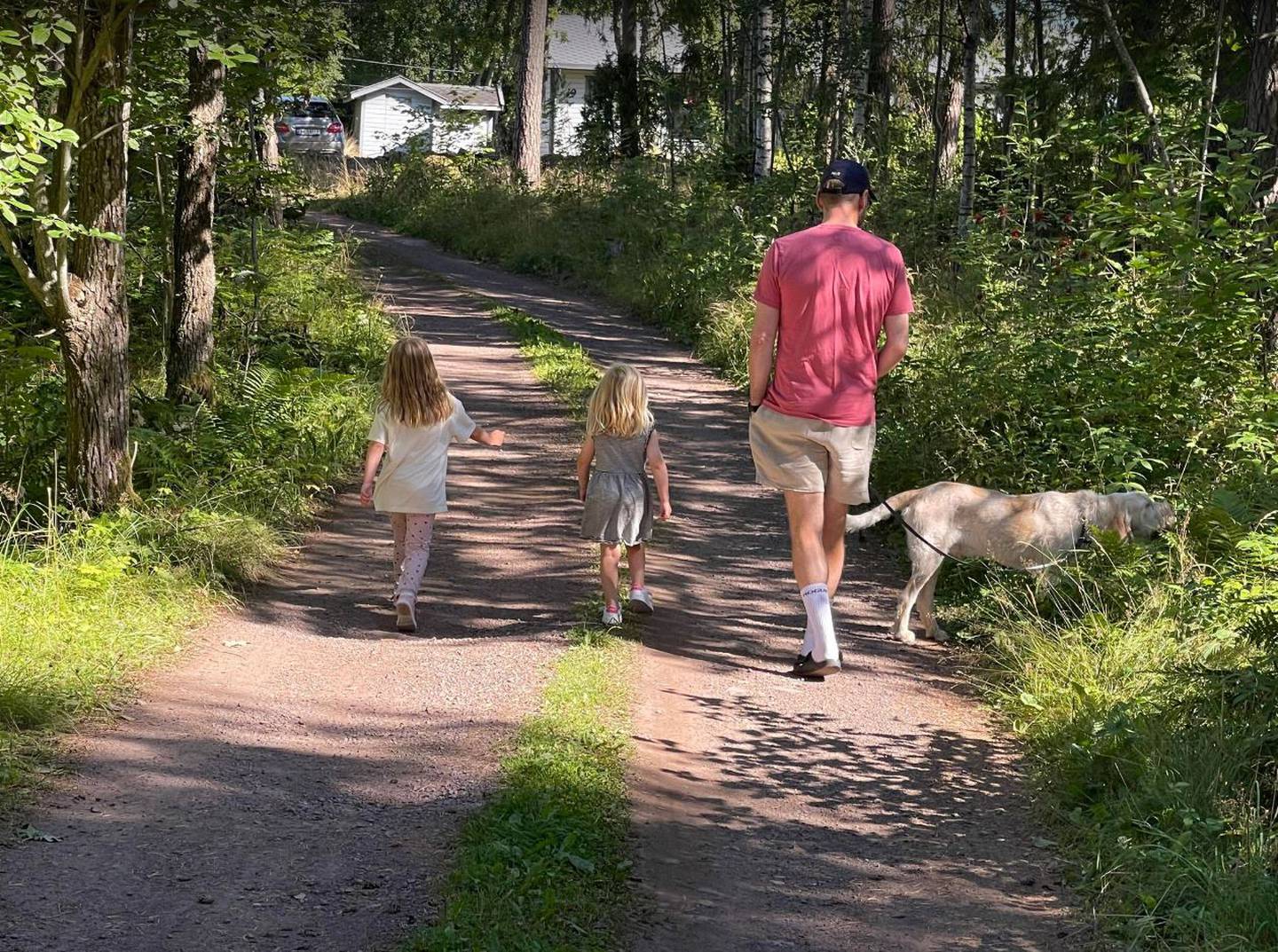 Tore Sagen og to av Nelvik sine døtre, på tur med hunden Otto.