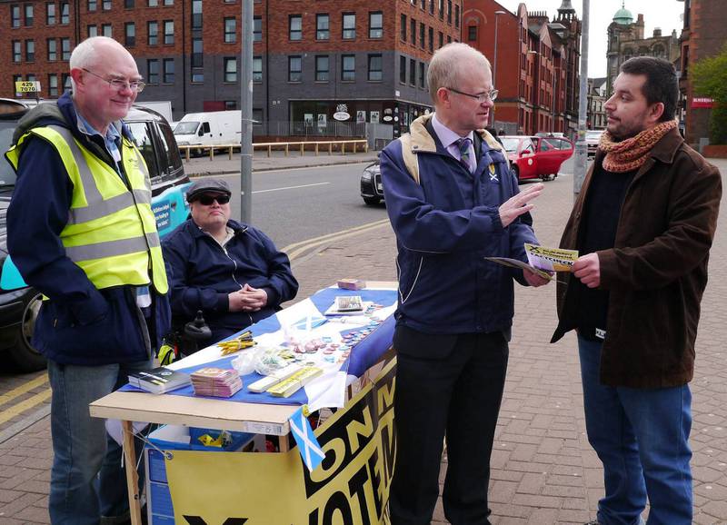 John Mason, politiker i valgkretsen Glasgow East, tar en prat med velger Paul Narloch, som skal stemme SNP. Partiaktivistene Don Scott og Peter Hope i bakgrunnen. FOTO: ÅSNE GULLIKSTAD