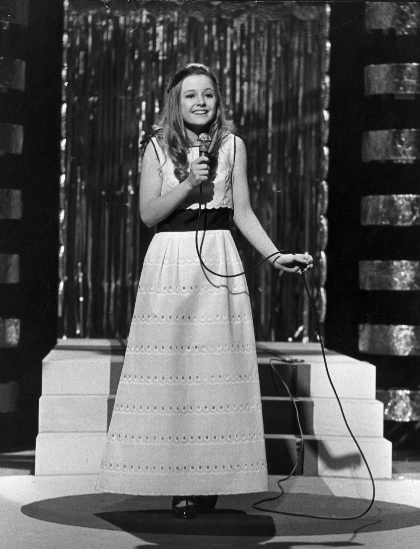 15 år gamle Hanne Krogh deltok i Eurovision for Norge i 1971 med låten «Lykken er». Her fra den norske finalen.