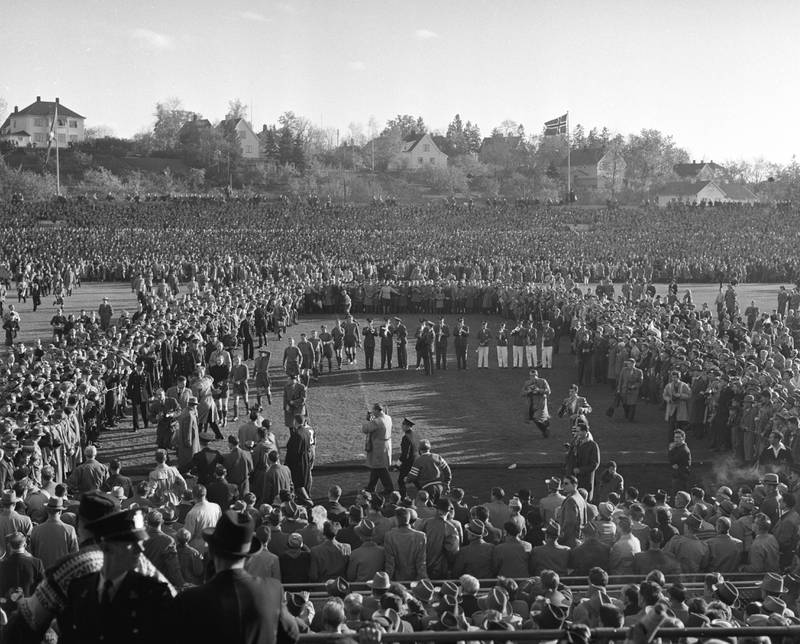 Oslo, 19561021.
Cupfinalen, Ullevaal stadion.
Larvik Turn - Skeid 1-2.
Her er Skeid spillerne på vei opp til Kongetribunen for å motta Kongepokalen.
FOTO: Jan Stage / NTB / SCANPIX