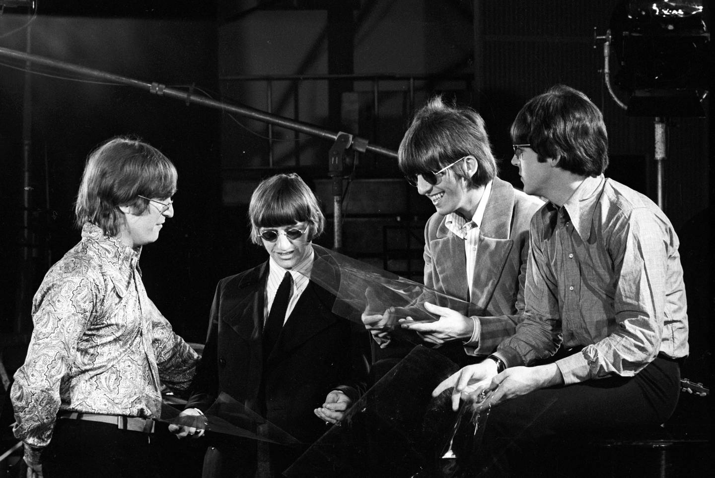 The Beatles under fotoseansen for baksida av omslaget til "Revolver".