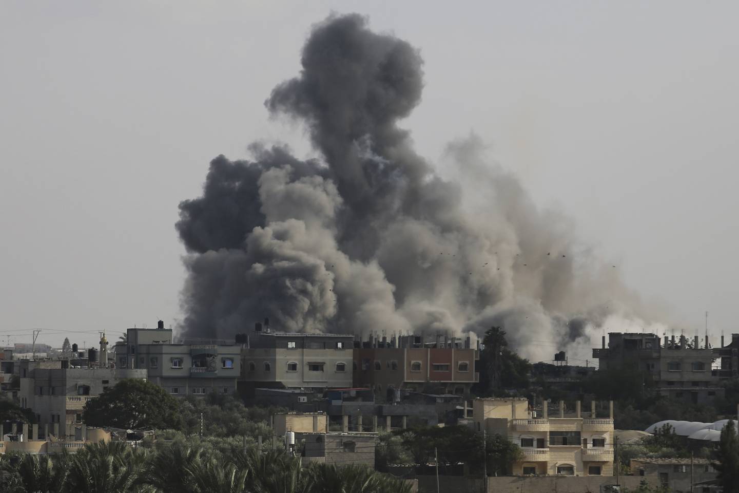 Røyk stiger fra bygninger etter et israelsk luftangrep ved Rafah, nær grensa til Egypt, tirsdag. Foto: Hatem Ali / AP / NTB