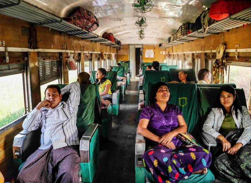 Til tross for den evinnelige humpingen og skranglingen fra vognleddene, er en reise på Myanmars tog stort sett behagelig, selv på de billigere klassene. FOTO: AXEL MUNTHE-KAAS HÆRLAND