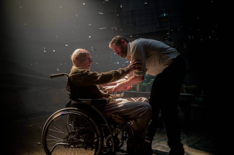Patrick Stewart som professor X og Hugh Jackman som Logan, trette, syke og uten framtid i den aller siste Wolverine-filmen.