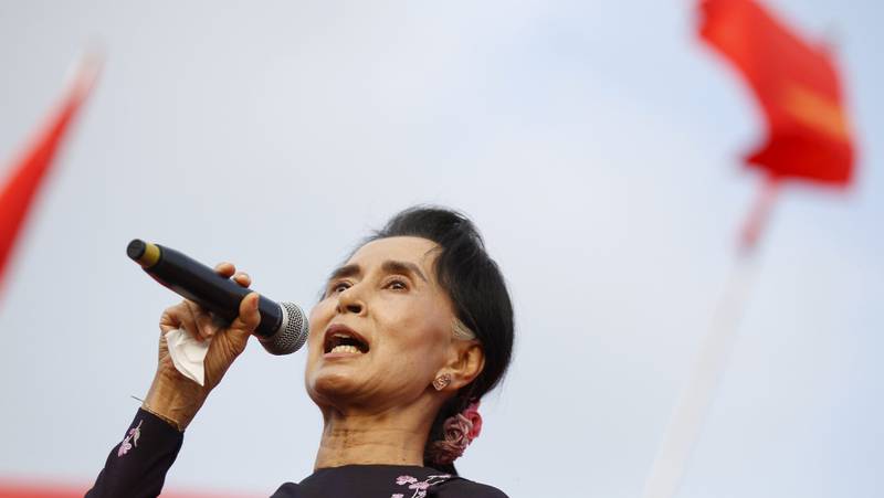 Aung San Suu Kyis parti ligger godt an. Men Suu Kyi har uansett ikke selv lov til å bli president. FOTO: NTB SCANPIX