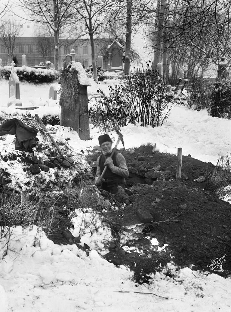 Graveren skulle ha betalt for det tunge arbeidet. Fotograf: Anders B. Wilse, Oslo Museum