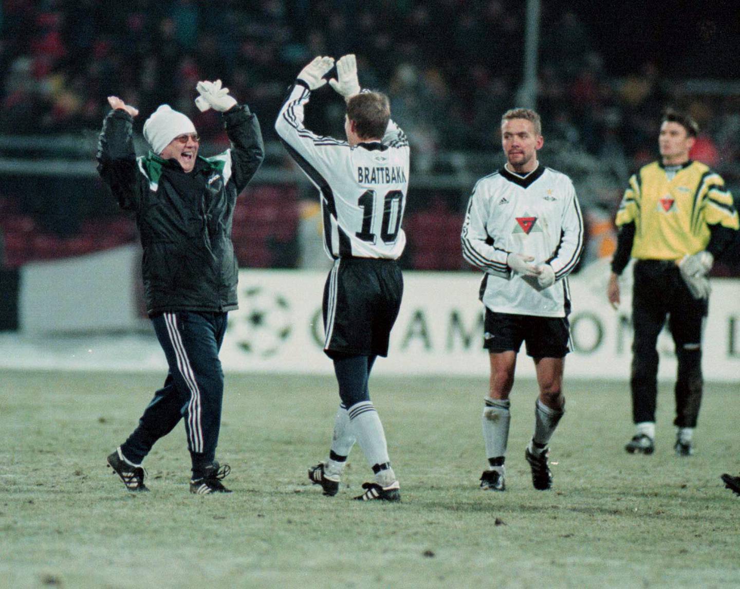 Rosenborg har slått Real Madrid 2-0 på Lerkendal i 1997. Nils Arne Eggen (t.v.) gratulerer Harald Martin Brattbakk.