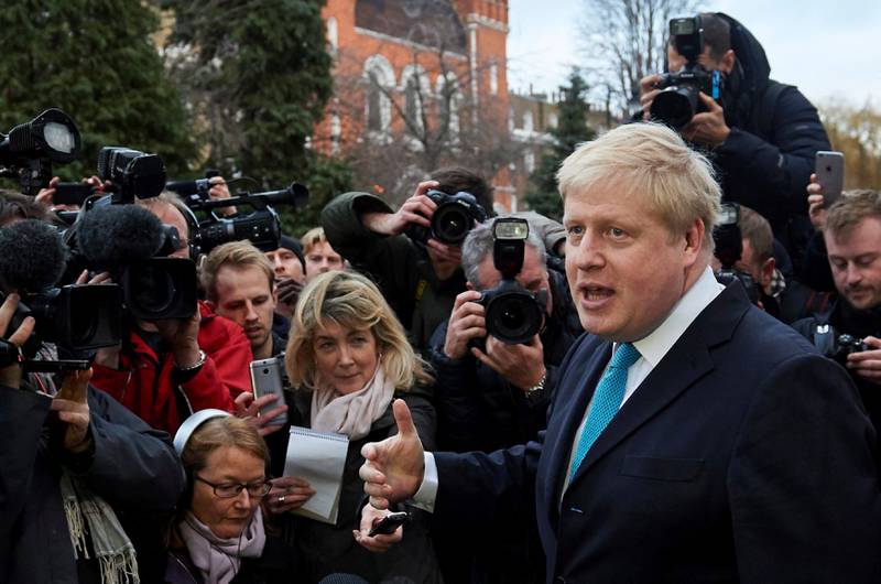 NÅDESTØTET: Mange hadde ventet på Boris Johnsons avgjørelse. I februar samlet han pressekorpset utenfor hjemmet og sa han vil drive kampanje for å forlate EU. Det ble ansett som et nederlag for partifelle David Cameron, som vil bli.