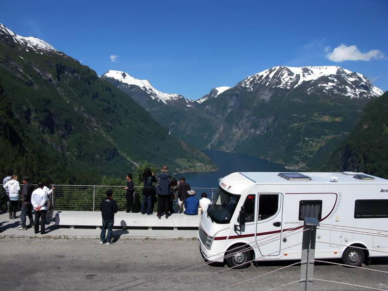 Geiranger 20120628. Turister fra Asia besøker Norge for å se fjord og fjell, i  vakkert solskinn. Kjører i store biler, ikke helt lett på trange vestlandsveier. 
FOTO: Berit Keilen / NTB scanpix